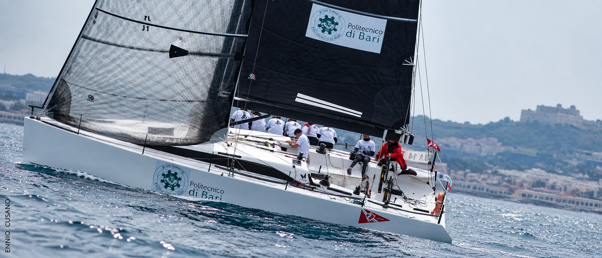 Imbarcazione del Politecnico di Bari durante una regata
